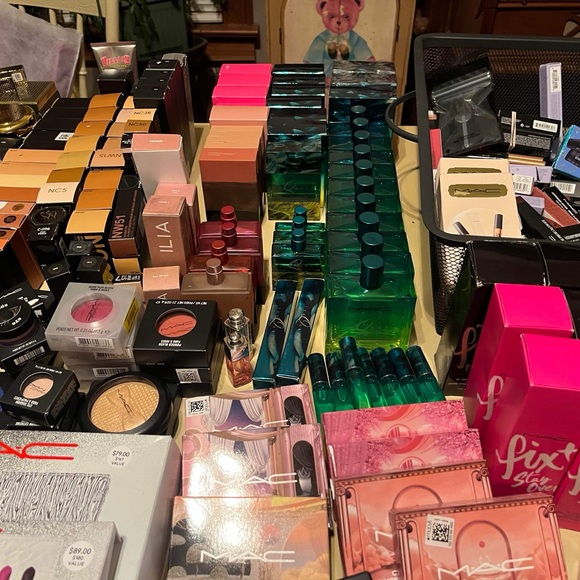 Brand New Mac Cosmetics Large Mystery Box - Picture 5 of 6